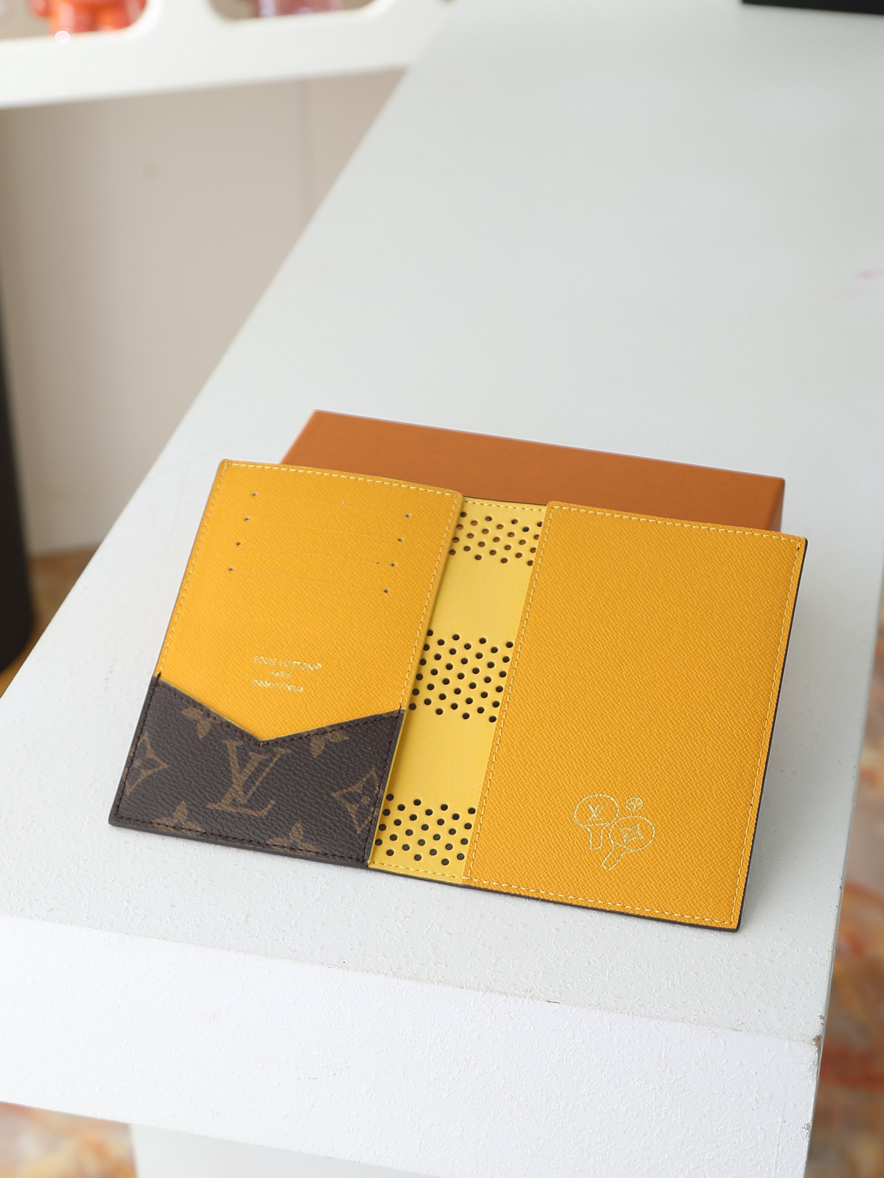 【顶级品质】 M29285 冲孔黄 护照套、本款护照套Monogram Grid 涂层帆布,以细腻穿孔掩映缤纷内衬,其间 【顶级品质】 M29285 冲孔黄 护照套、本款护照套Monogram Grid 涂层帆布,以细腻穿孔掩映缤纷内衬,其间