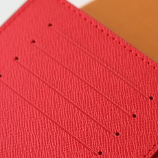 【顶级品质】 M29286 冲孔红 护照套、本款护照套Monogram Grid 涂层帆布,以细腻穿孔掩映缤纷内衬,其间 【顶级品质】 M29286 冲孔红 护照套、本款护照套Monogram Grid 涂层帆布,以细腻穿孔掩映缤纷内衬,其间