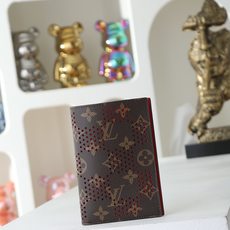 【顶级品质】 M29286 冲孔红 护照套、本款护照套Monogram Grid 涂层帆布,以细腻穿孔掩映缤纷内衬,其间 【顶级品质】 M29286 冲孔红 护照套、本款护照套Monogram Grid 涂层帆布,以细腻穿孔掩映缤纷内衬,其间