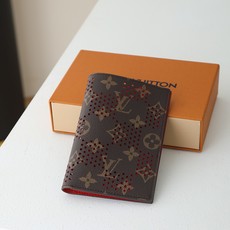 【顶级品质】 M29286 冲孔红 护照套、本款护照套Monogram Grid 涂层帆布,以细腻穿孔掩映缤纷内衬,其间 【顶级品质】 M29286 冲孔红 护照套、本款护照套Monogram Grid 涂层帆布,以细腻穿孔掩映缤纷内衬,其间