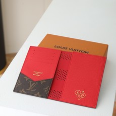 【顶级品质】 M29286 冲孔红 护照套、本款护照套Monogram Grid 涂层帆布,以细腻穿孔掩映缤纷内衬,其间 【顶级品质】 M29286 冲孔红 护照套、本款护照套Monogram Grid 涂层帆布,以细腻穿孔掩映缤纷内衬,其间