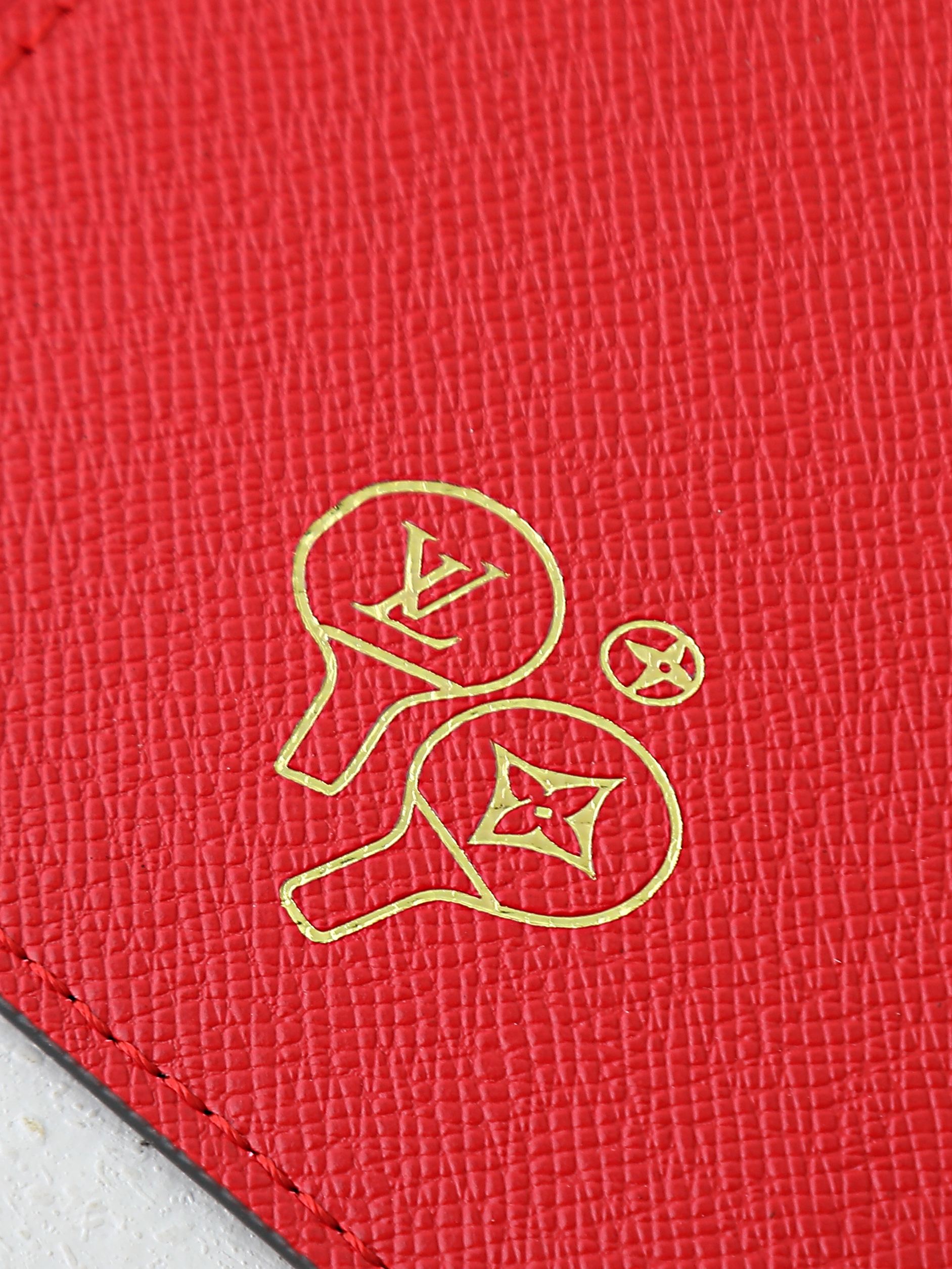 【顶级品质】 M29286 冲孔红 护照套、本款护照套Monogram Grid 涂层帆布,以细腻穿孔掩映缤纷内衬,其间 【顶级品质】 M29286 冲孔红 护照套、本款护照套Monogram Grid 涂层帆布,以细腻穿孔掩映缤纷内衬,其间