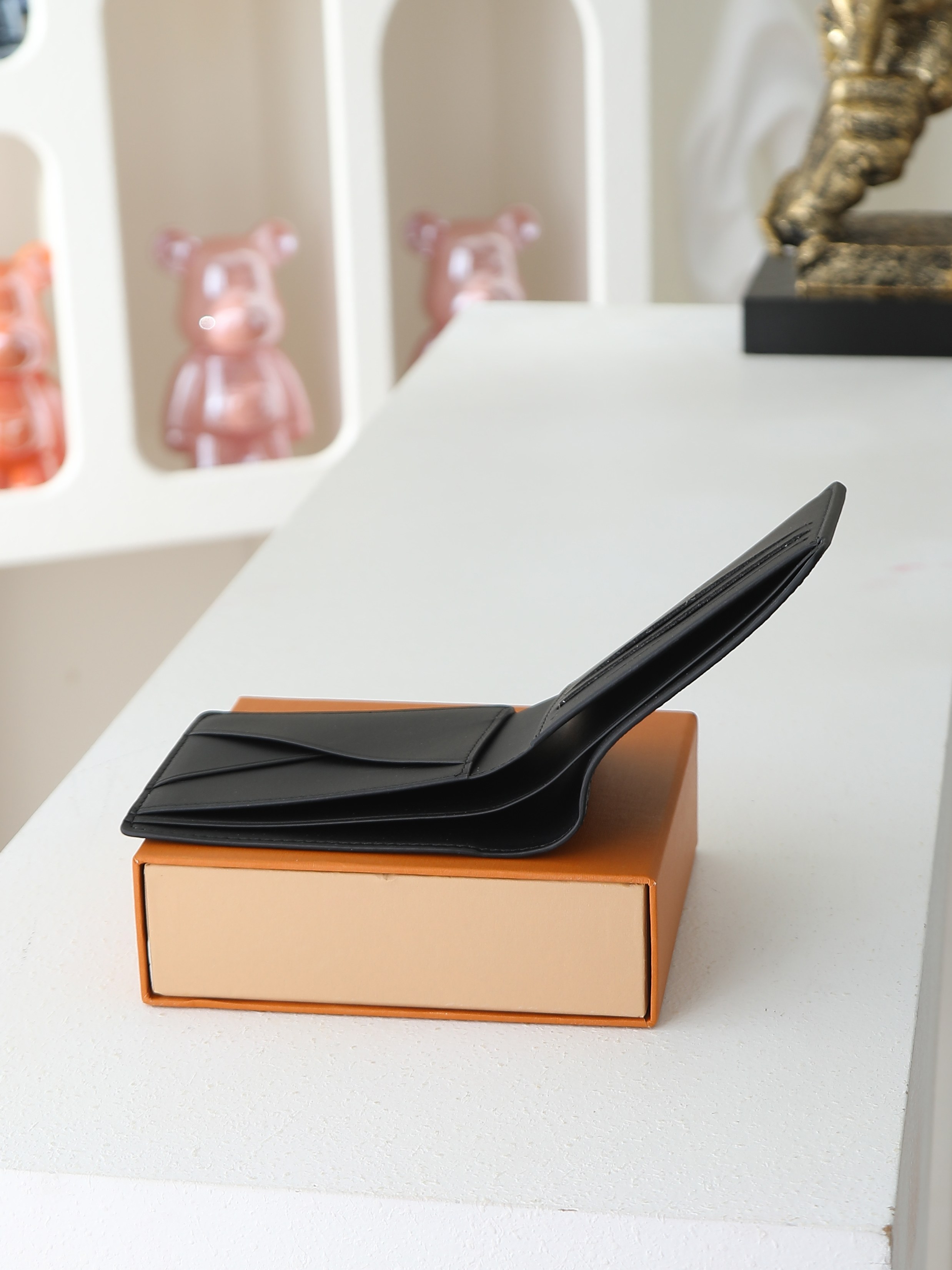 【顶级品质】 M26744 短夹 本款 Multiple 钱夹 Monogram Midnight 涂层帆布释放考究韵致 【顶级品质】 M26744 短夹 本款 Multiple 钱夹 Monogram Midnight 涂层帆布释放考究韵致
