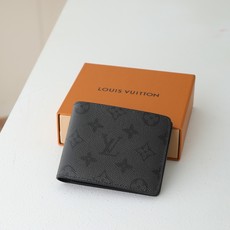 【顶级品质】 M26744 短夹 本款 Multiple 钱夹 Monogram Midnight 涂层帆布释放考究韵致 【顶级品质】 M26744 短夹 本款 Multiple 钱夹 Monogram Midnight 涂层帆布释放考究韵致