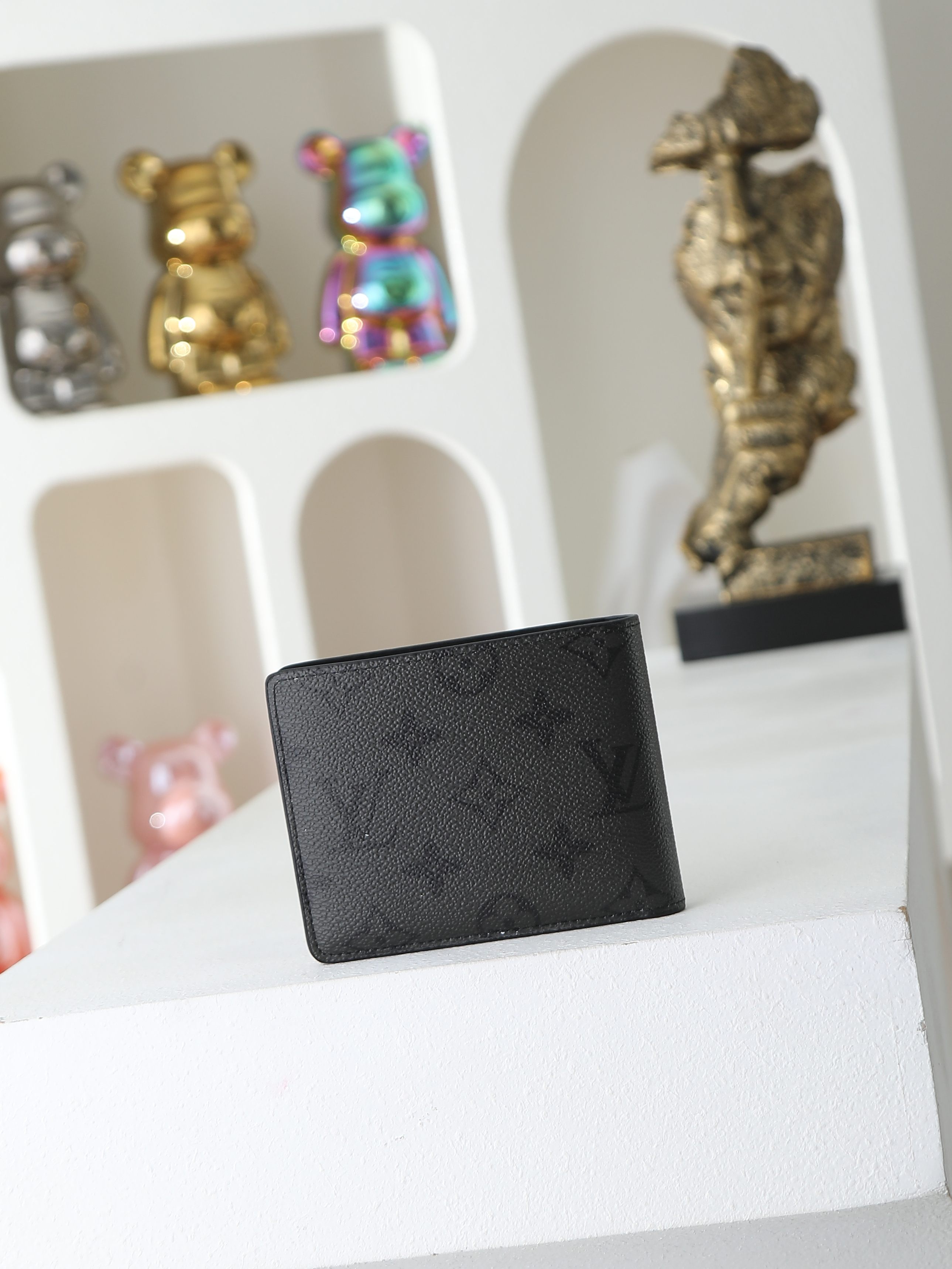 【顶级品质】 M26744 短夹 本款 Multiple 钱夹 Monogram Midnight 涂层帆布释放考究韵致 【顶级品质】 M26744 短夹 本款 Multiple 钱夹 Monogram Midnight 涂层帆布释放考究韵致