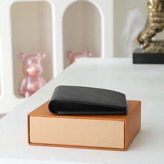 【顶级品质】 M26744 短夹 本款 Multiple 钱夹 Monogram Midnight 涂层帆布释放考究韵致 【顶级品质】 M26744 短夹 本款 Multiple 钱夹 Monogram Midnight 涂层帆布释放考究韵致