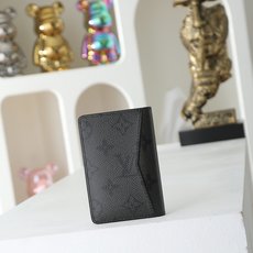 【顶级品质】 M26775 钱夹 本款口袋钱夹以 Monogram Midnight 涂层帆布塑造短款构型。深邃牛皮革内 【顶级品质】 M26775 钱夹 本款口袋钱夹以 Monogram Midnight 涂层帆布塑造短款构型。深邃牛皮革内
