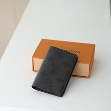 【顶级品质】 M26775 钱夹 本款口袋钱夹以 Monogram Midnight 涂层帆布塑造短款构型。深邃牛皮革内 【顶级品质】 M26775 钱夹 本款口袋钱夹以 Monogram Midnight 涂层帆布塑造短款构型。深邃牛皮革内