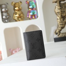 【顶级品质】 M26775 钱夹 本款口袋钱夹以 Monogram Midnight 涂层帆布塑造短款构型。深邃牛皮革内 【顶级品质】 M26775 钱夹 本款口袋钱夹以 Monogram Midnight 涂层帆布塑造短款构型。深邃牛皮革内