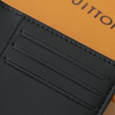 【顶级品质】 M26775 钱夹 本款口袋钱夹以 Monogram Midnight 涂层帆布塑造短款构型。深邃牛皮革内 【顶级品质】 M26775 钱夹 本款口袋钱夹以 Monogram Midnight 涂层帆布塑造短款构型。深邃牛皮革内