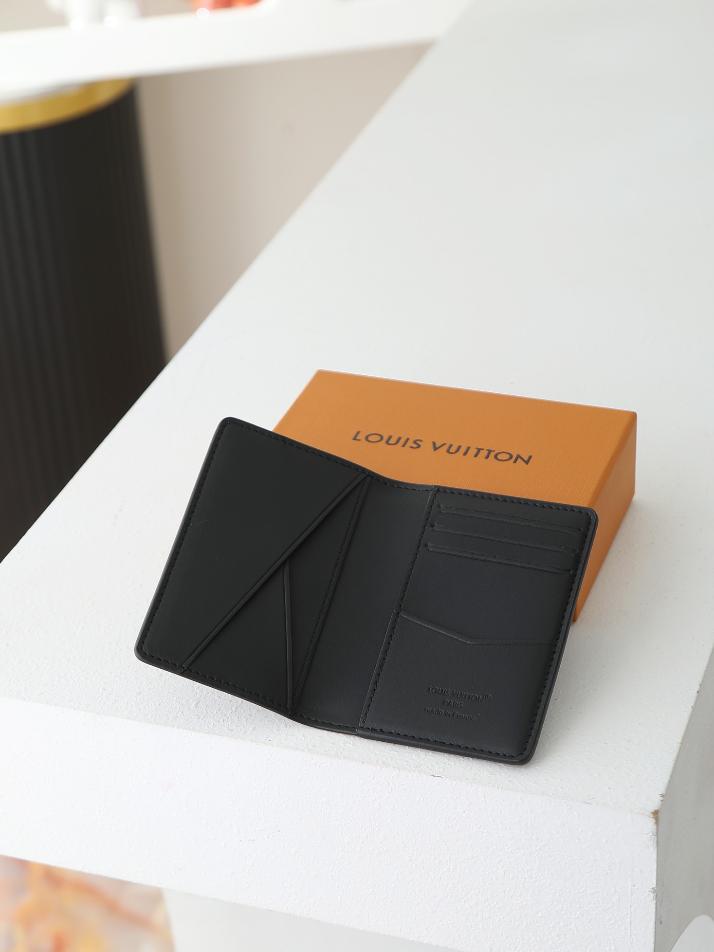 【顶级品质】 M26775 钱夹 本款口袋钱夹以 Monogram Midnight 涂层帆布塑造短款构型。深邃牛皮革内 【顶级品质】 M26775 钱夹 本款口袋钱夹以 Monogram Midnight 涂层帆布塑造短款构型。深邃牛皮革内