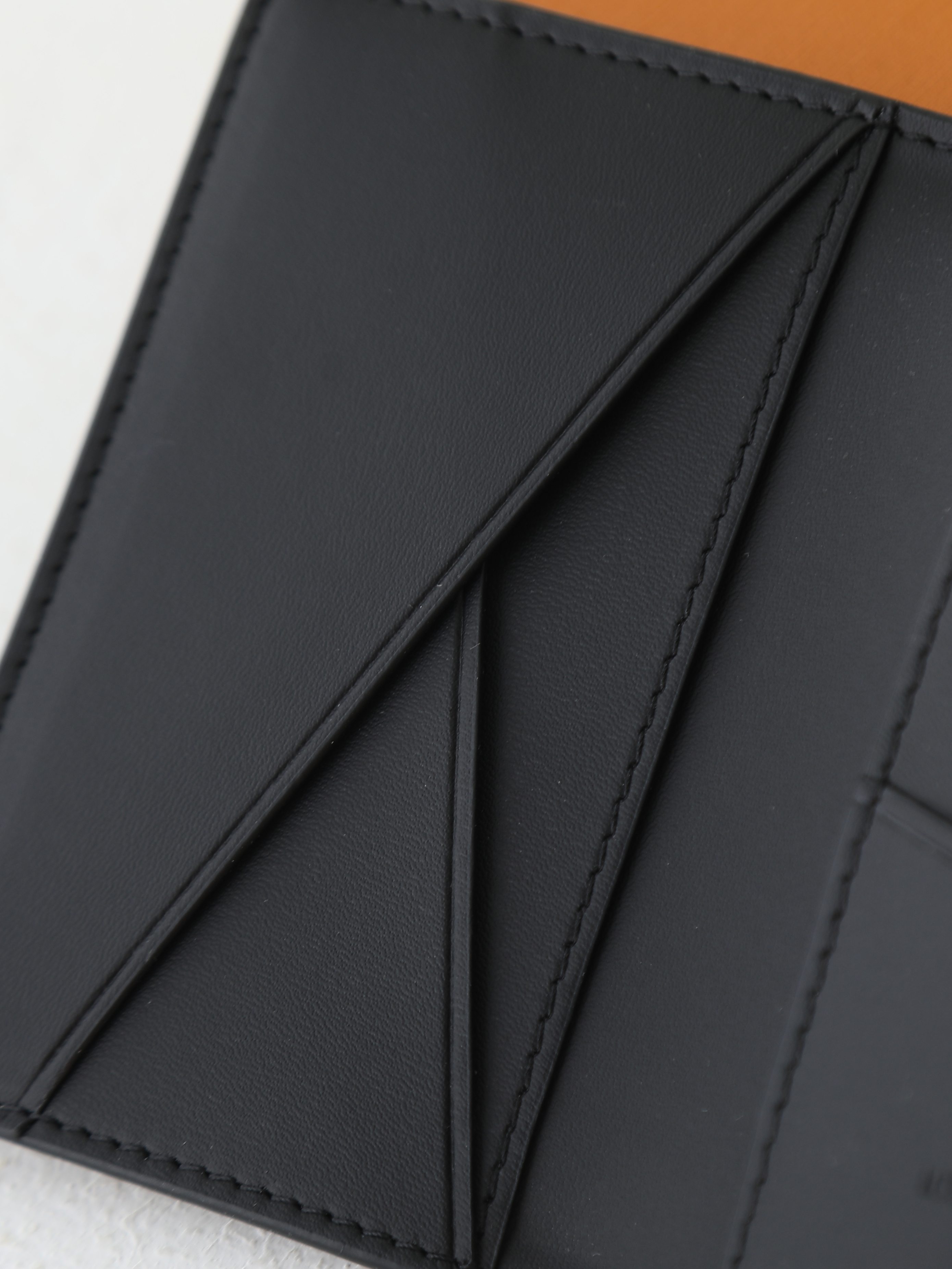 【顶级品质】 M26775 钱夹 本款口袋钱夹以 Monogram Midnight 涂层帆布塑造短款构型。深邃牛皮革内 【顶级品质】 M26775 钱夹 本款口袋钱夹以 Monogram Midnight 涂层帆布塑造短款构型。深邃牛皮革内