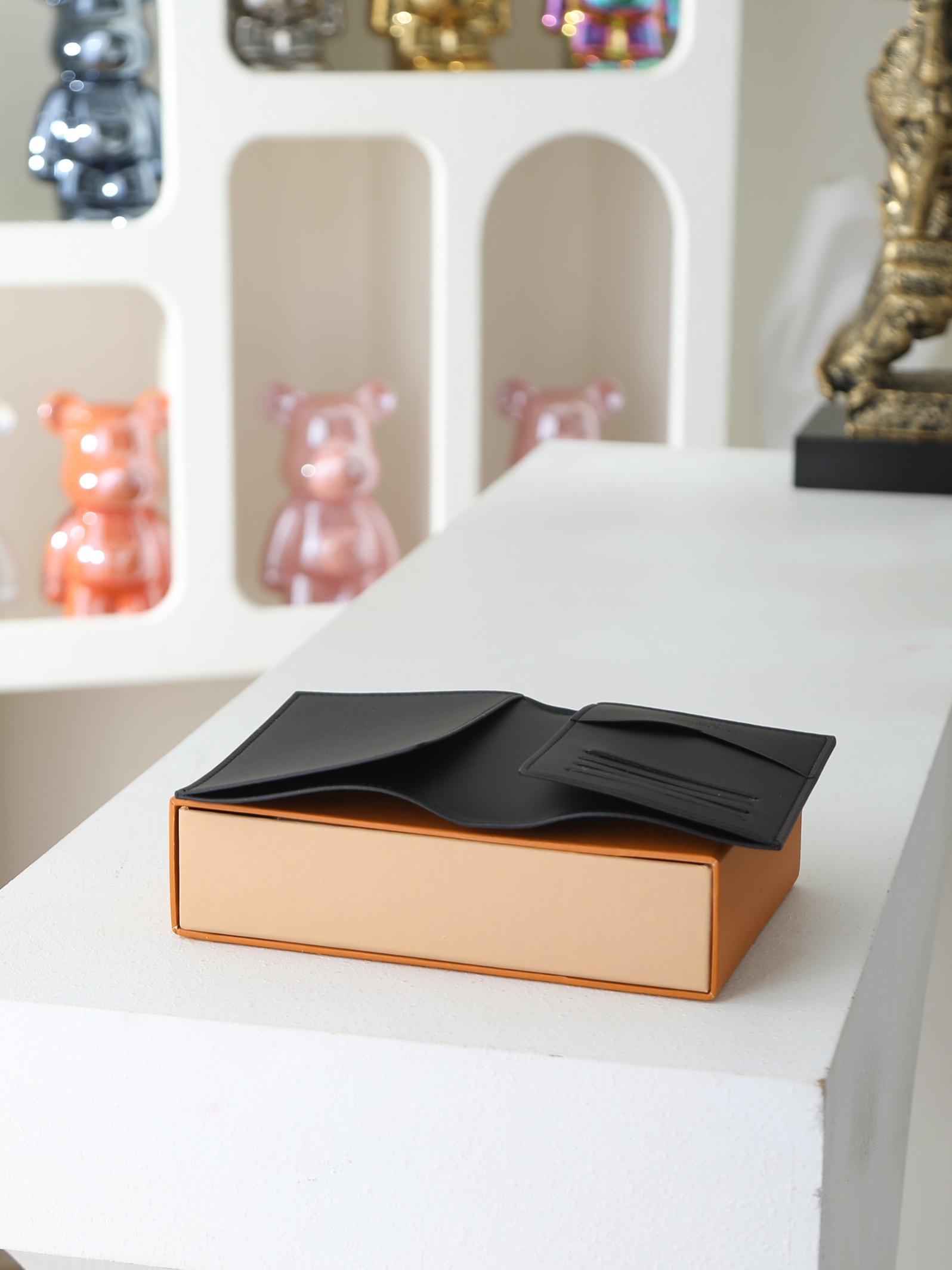 【顶级品质】 M26774 本款雅致护照套为 Monogram Midnight 涂层帆布铺陈内敛 Monogram 图