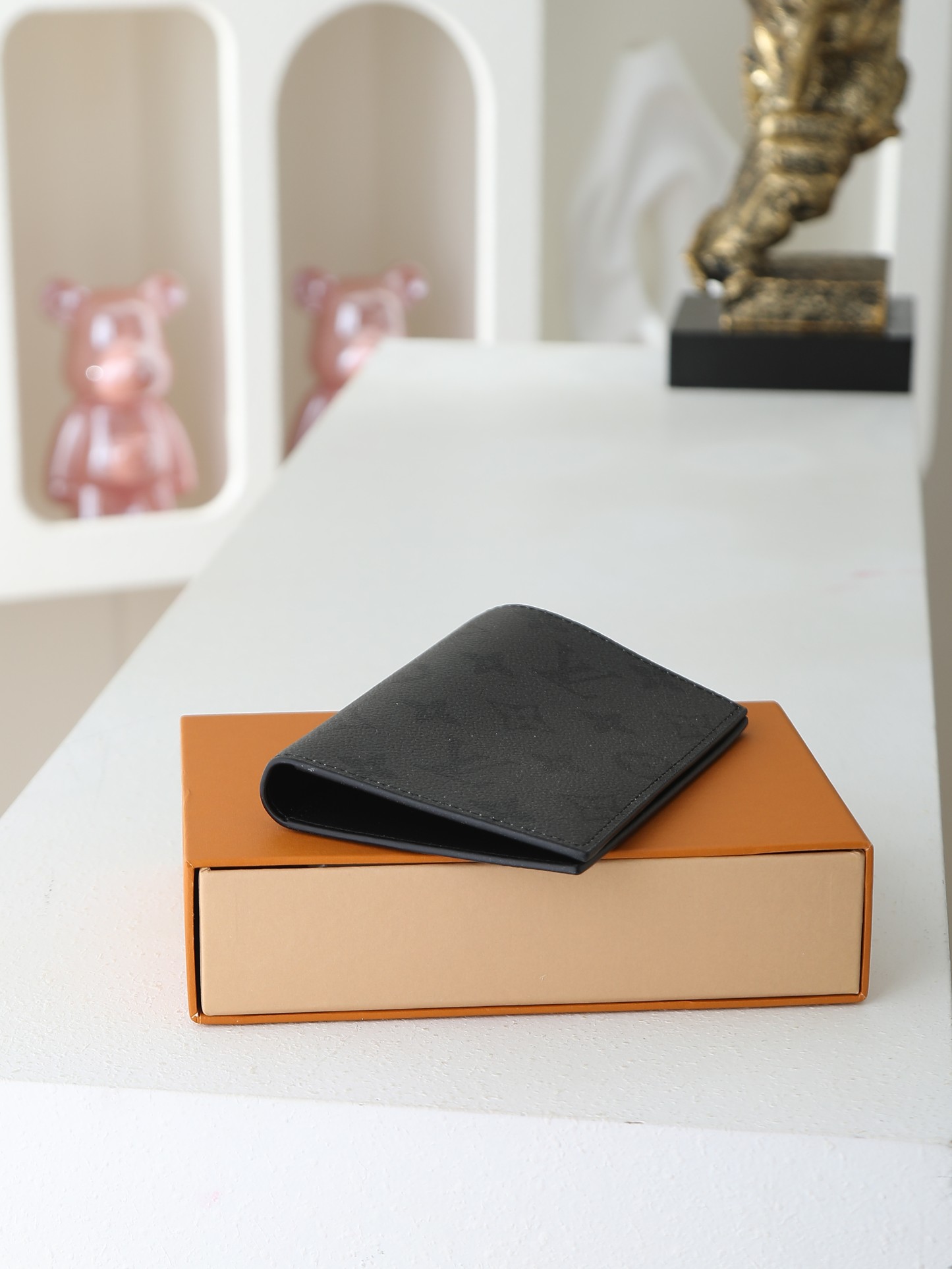 【顶级品质】 M26774 本款雅致护照套为 Monogram Midnight 涂层帆布铺陈内敛 Monogram 图