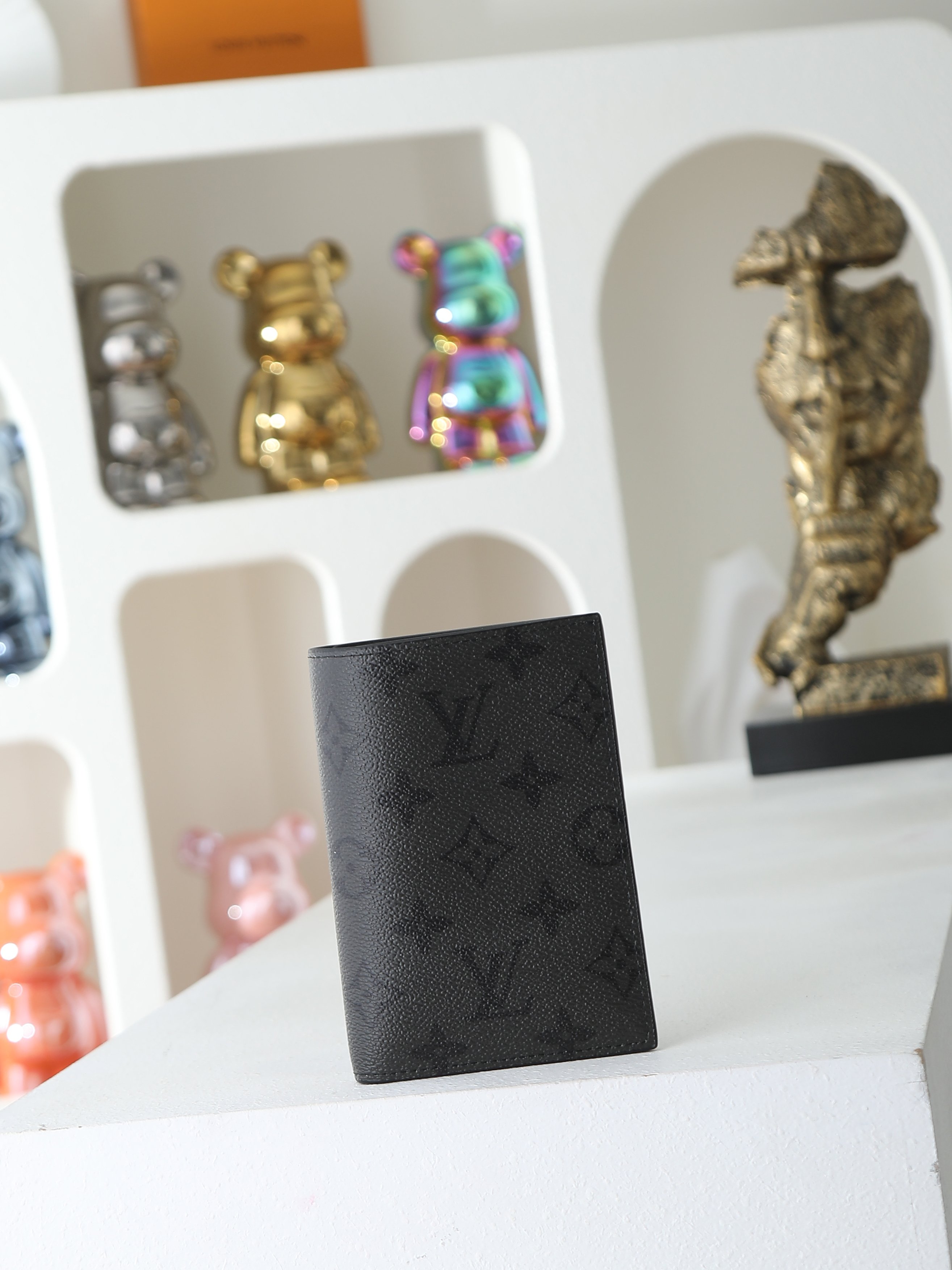 【顶级品质】 M26774 本款雅致护照套为 Monogram Midnight 涂层帆布铺陈内敛 Monogram 图