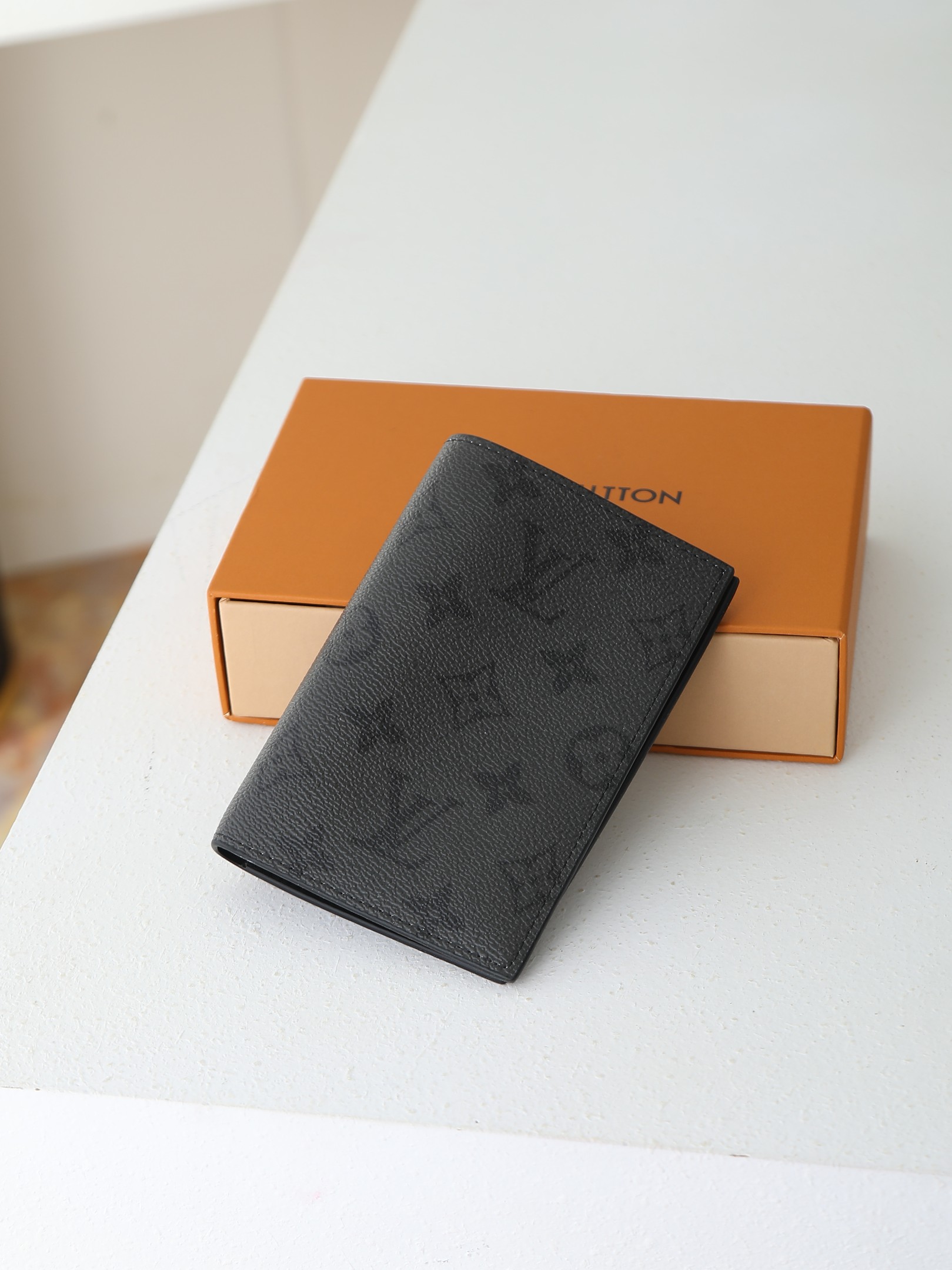【顶级品质】 M26774 本款雅致护照套为 Monogram Midnight 涂层帆布铺陈内敛 Monogram 图