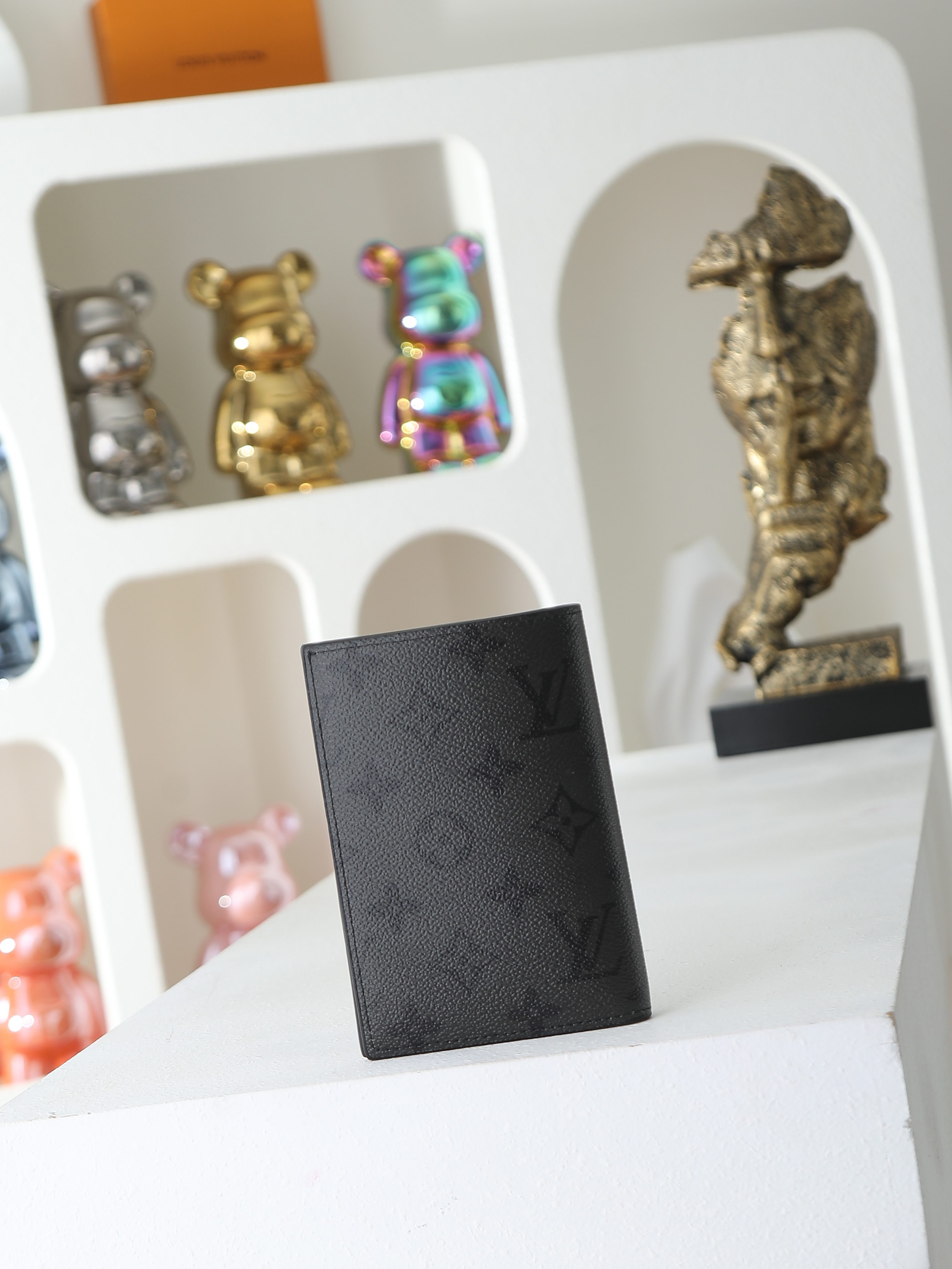【顶级品质】 M26774 本款雅致护照套为 Monogram Midnight 涂层帆布铺陈内敛 Monogram 图