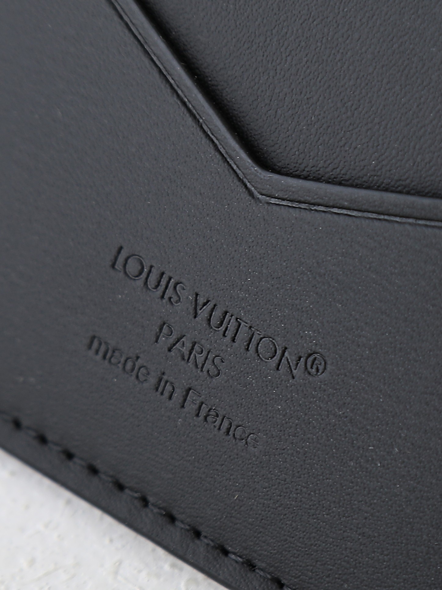 【顶级品质】 M26774 本款雅致护照套为 Monogram Midnight 涂层帆布铺陈内敛 Monogram 图