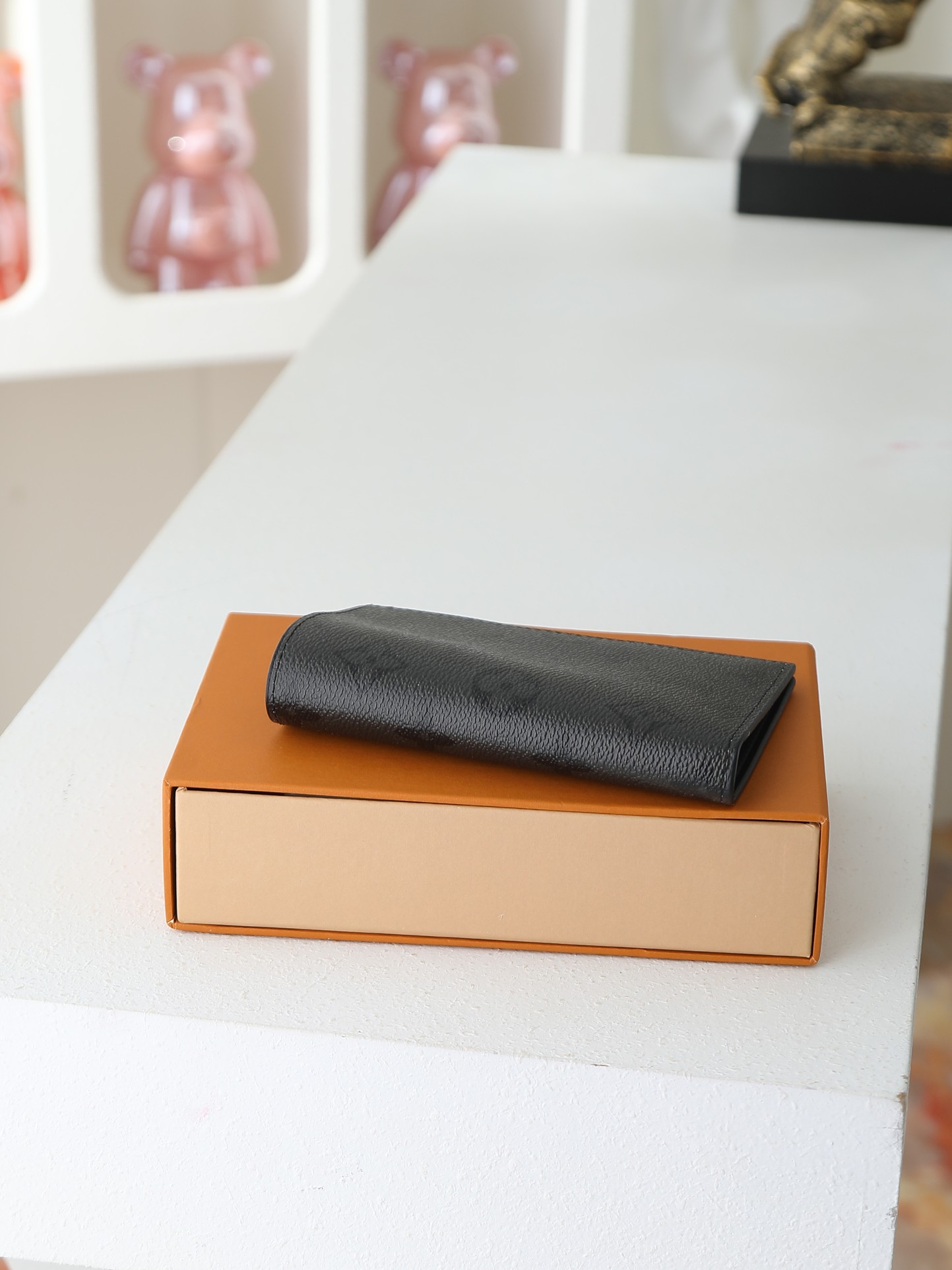 【顶级品质】 M26774 本款雅致护照套为 Monogram Midnight 涂层帆布铺陈内敛 Monogram 图