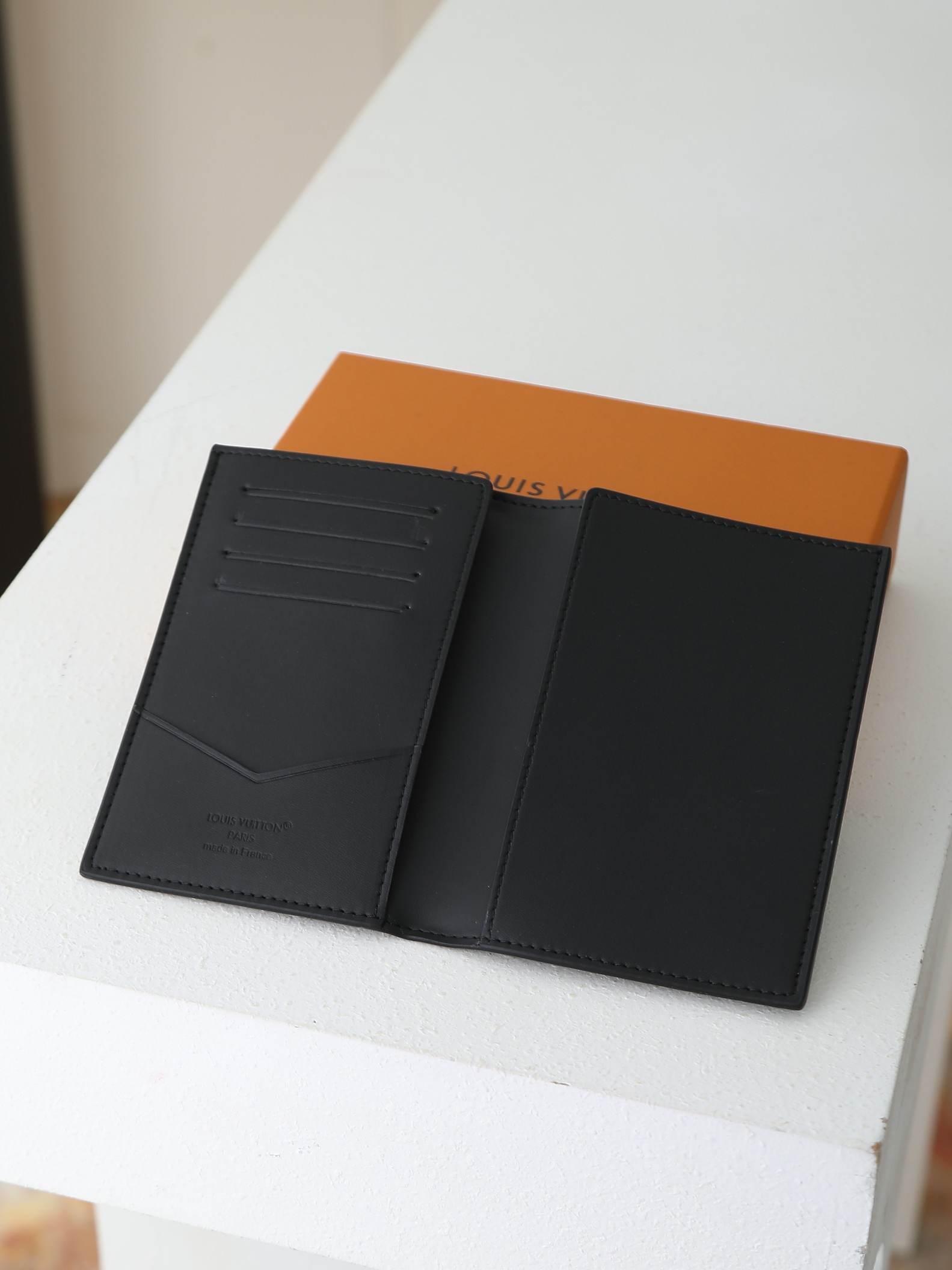 【顶级品质】 M26774 本款雅致护照套为 Monogram Midnight 涂层帆布铺陈内敛 Monogram 图