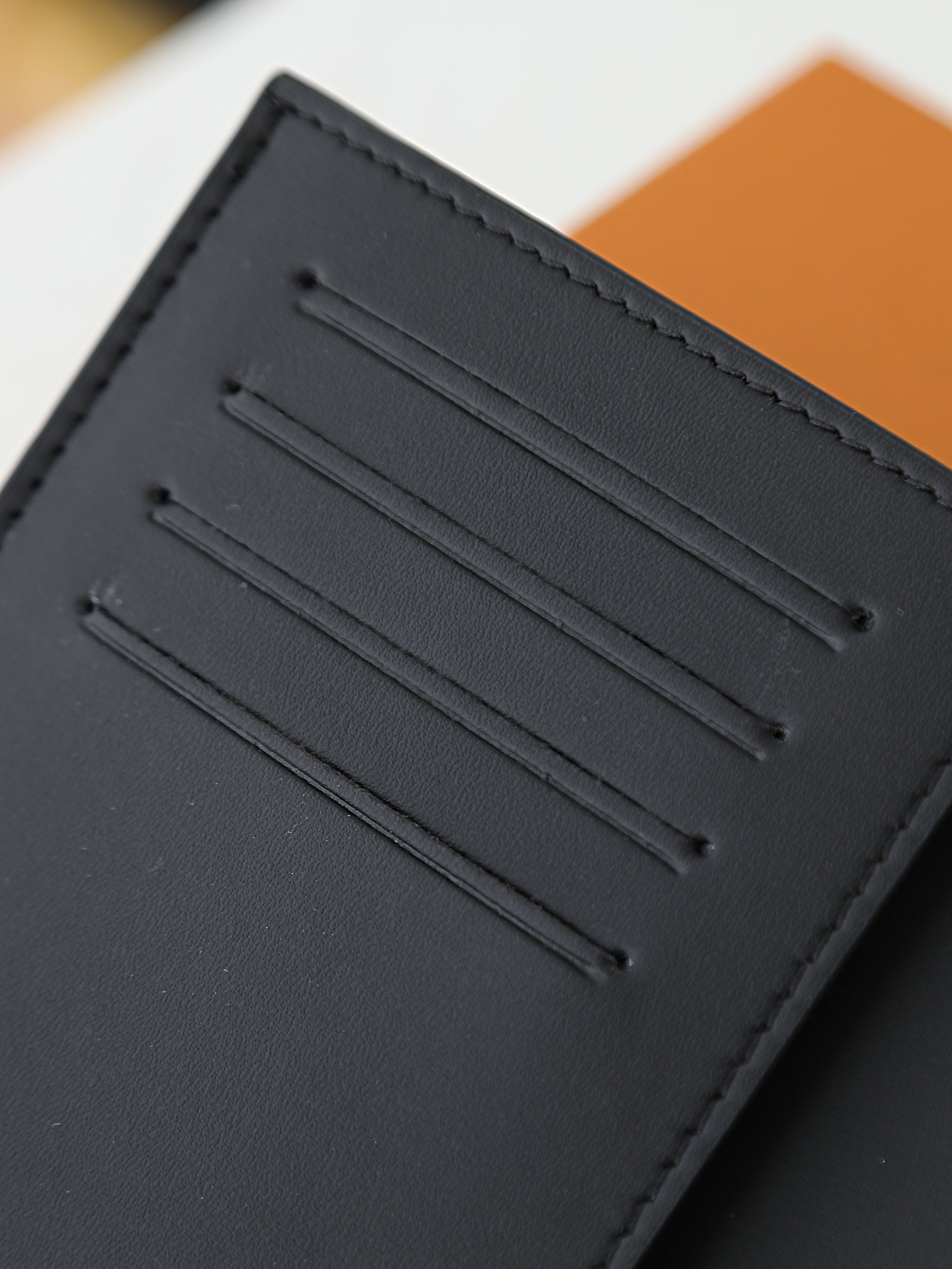 【顶级品质】 M26774 本款雅致护照套为 Monogram Midnight 涂层帆布铺陈内敛 Monogram 图