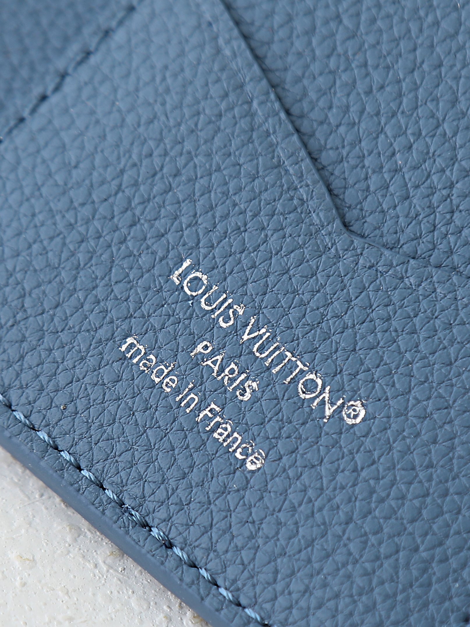 【顶级品质】 M28609 钱夹 Pharrell Williams 将经典迷彩图案进一步像素化，成就塑造此款口袋钱夹的