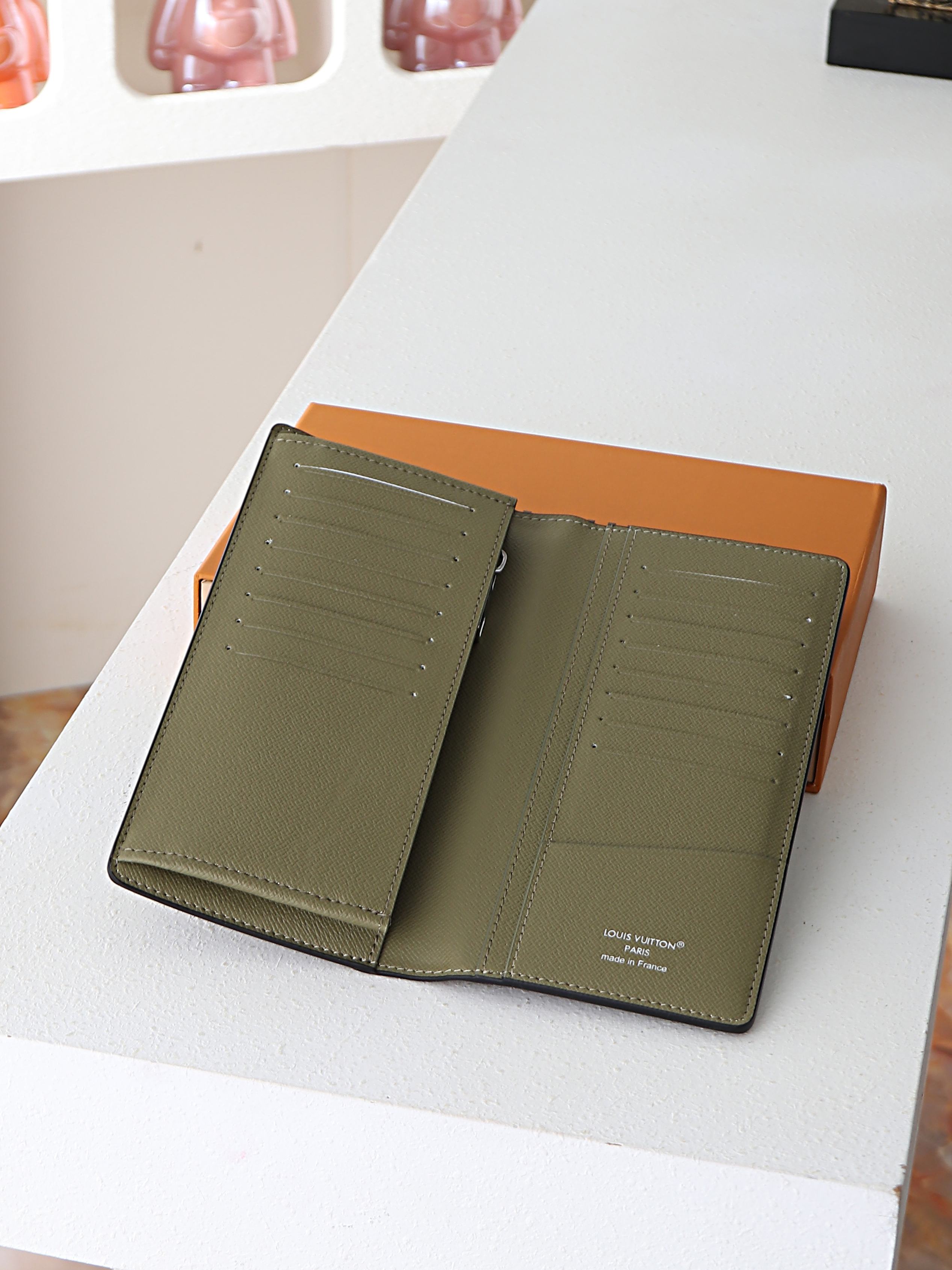 【顶级品质】 M28815 西装夹 BRAZZA 钱夹、本款 Brazza 钱夹采用 Monogram Eclipse 【顶级品质】 M28815 西装夹 BRAZZA 钱夹、本款 Brazza 钱夹采用 Monogram Eclipse