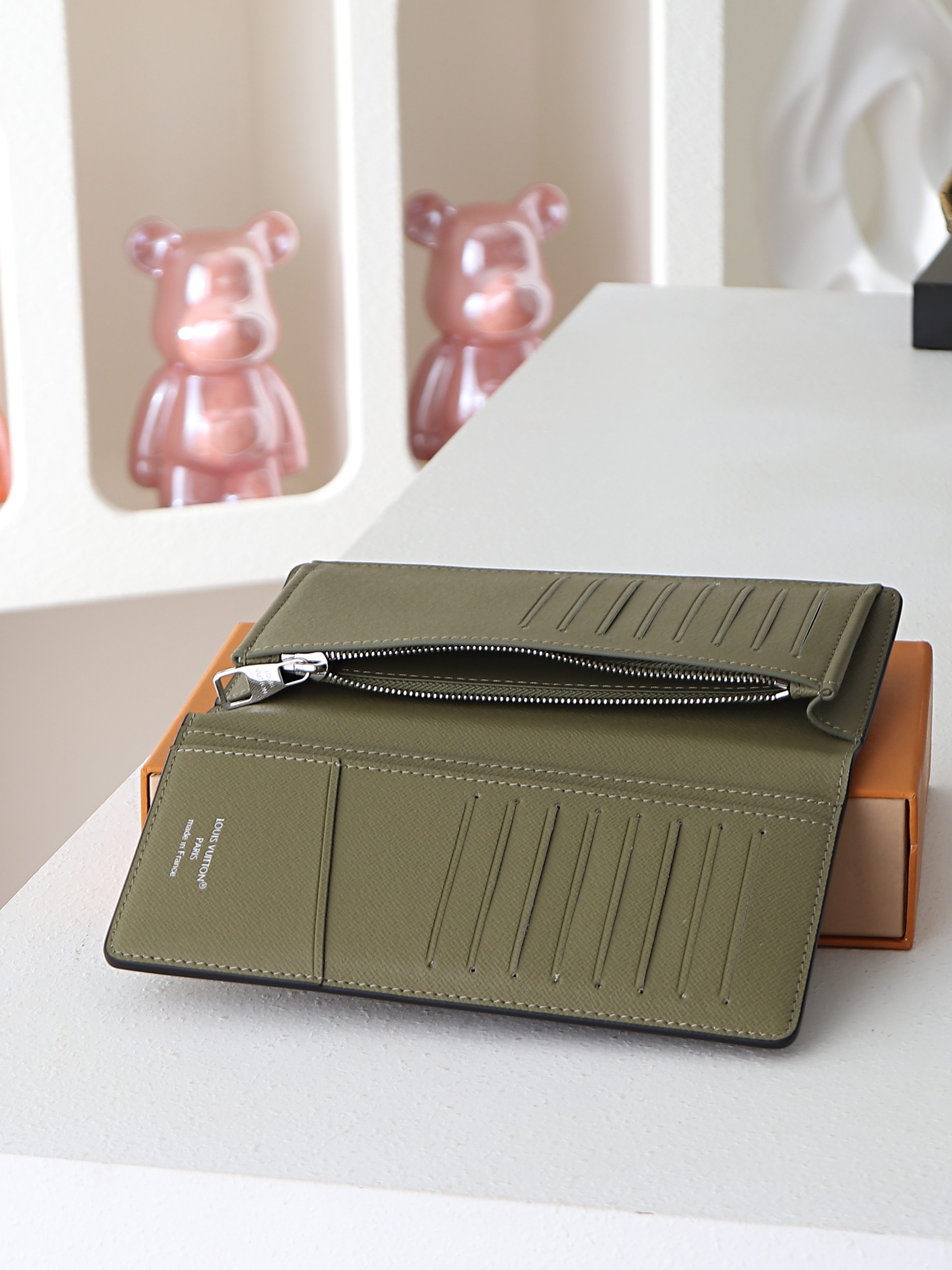【顶级品质】 M28815 西装夹 BRAZZA 钱夹、本款 Brazza 钱夹采用 Monogram Eclipse 【顶级品质】 M28815 西装夹 BRAZZA 钱夹、本款 Brazza 钱夹采用 Monogram Eclipse