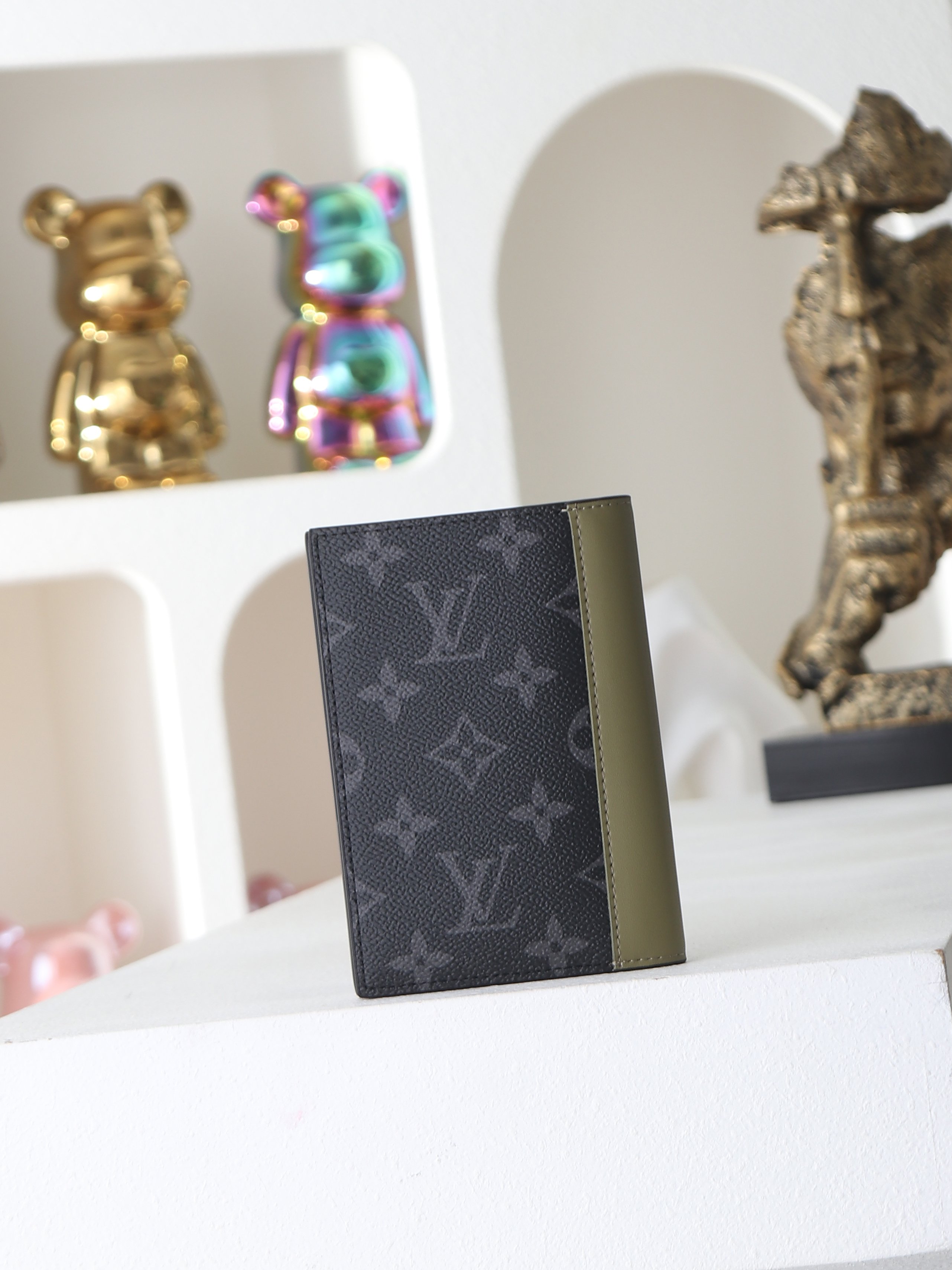 【顶级品质】 M28640 护照包 本款护照套结合 Monogram Eclipse 帆布和雅致皮革，以炫酷色调成就摩登