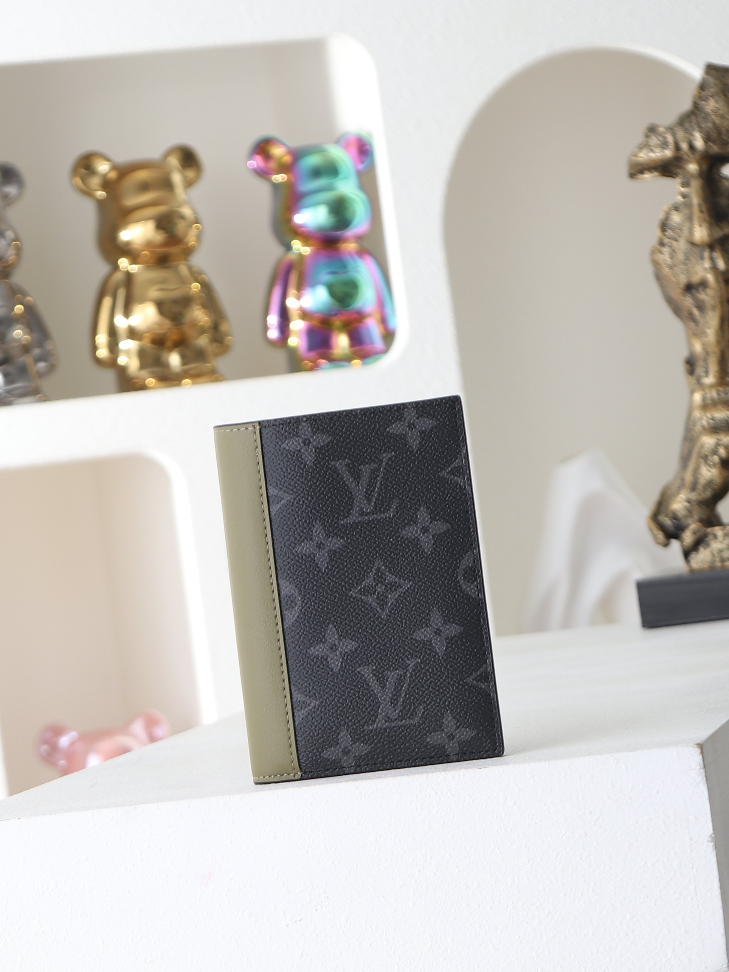 【顶级品质】 M28640 护照包 本款护照套结合 Monogram Eclipse 帆布和雅致皮革，以炫酷色调成就摩登