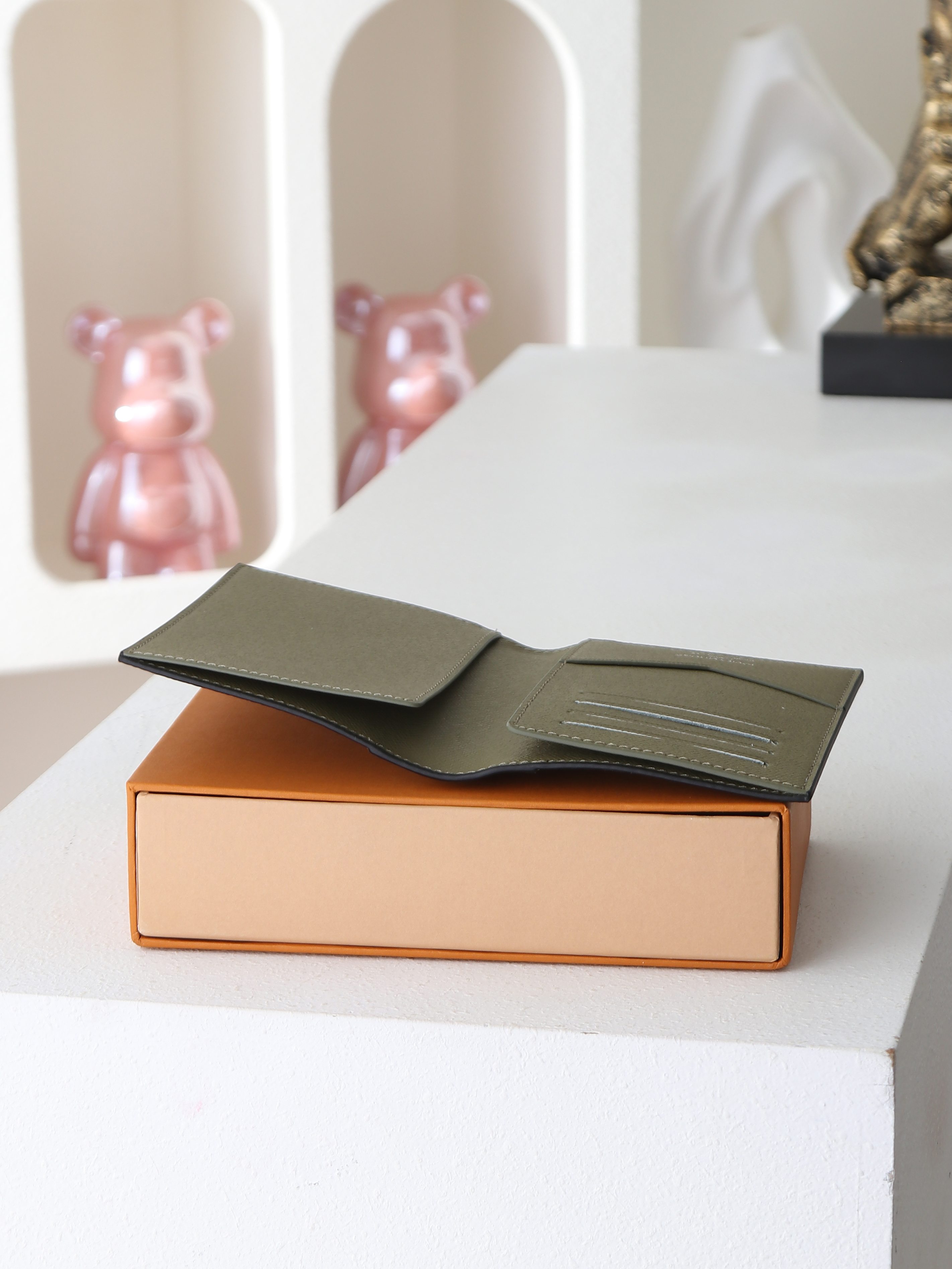 【顶级品质】 M28640 护照包 本款护照套结合 Monogram Eclipse 帆布和雅致皮革，以炫酷色调成就摩登
