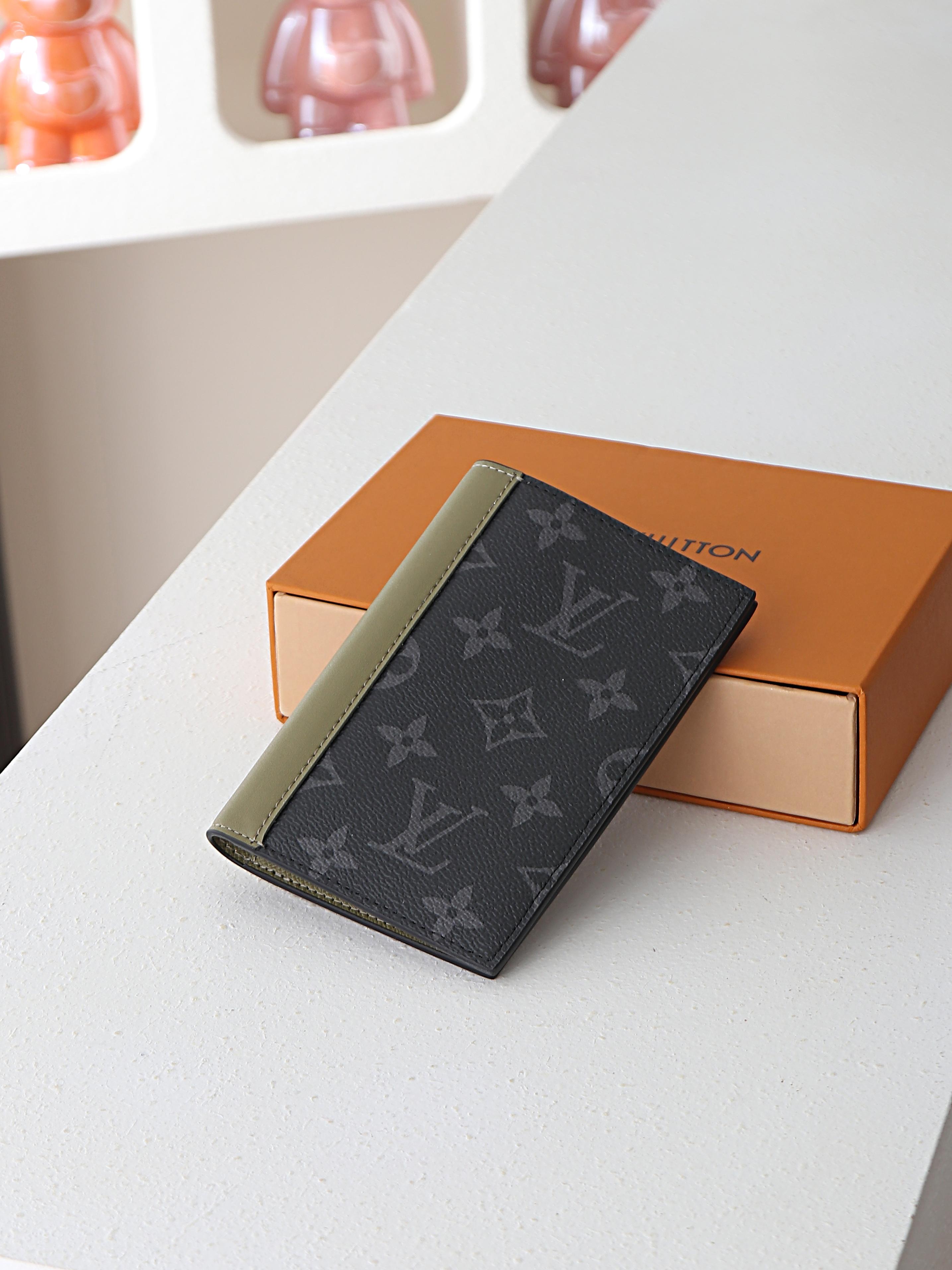 【顶级品质】 M28640 护照包 本款护照套结合 Monogram Eclipse 帆布和雅致皮革，以炫酷色调成就摩登
