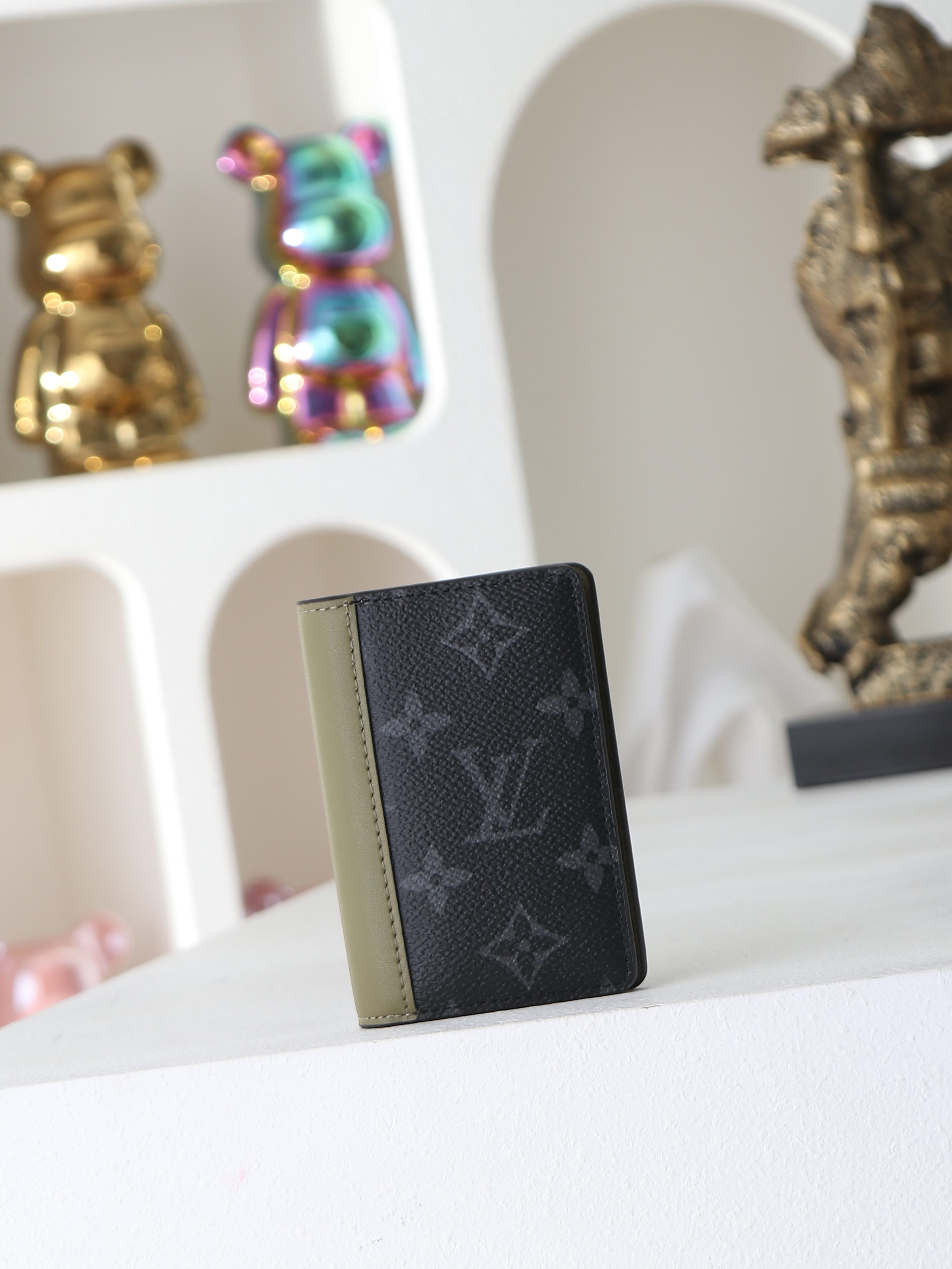 【顶级品质】 M28642 卡包 口袋钱夹、本款口袋钱夹结合 Monogram Eclipse 帆布和考究牛皮革,以多重 【顶级品质】 M28642 卡包 口袋钱夹、本款口袋钱夹结合 Monogram Eclipse 帆布和考究牛皮革,以多重