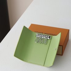 【顶级品质】 M2a351 钥匙包 本款钥匙包 LV Sport 钥匙扣加入小型皮具系列中的运动胶囊系列。活力色彩灵 【顶级品质】 M2a351 钥匙包 本款钥匙包 LV Sport 钥匙扣加入小型皮具系列中的运动胶囊系列。活力色彩灵