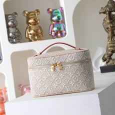 【顶级品质】 M29667 灰色 NICE 迷你化妆!本款 Nice 迷你化妆包取材 Monogram Emblème 【顶级品质】 M29667 灰色 NICE 迷你化妆!本款 Nice 迷你化妆包取材 Monogram Emblème