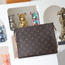 【顶级品质】 M81412 老花 此款小巧而时髦的Pochette Voyage中号手袋采用Damier Graphit 【顶级品质】 M81412 老花 此款小巧而时髦的Pochette Voyage中号手袋采用Damier Graphit