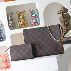【顶级品质】 M81412 老花 此款小巧而时髦的Pochette Voyage中号手袋采用Damier Graphit 【顶级品质】 M81412 老花 此款小巧而时髦的Pochette Voyage中号手袋采用Damier Graphit