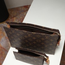 【顶级品质】 M81412 老花 此款小巧而时髦的Pochette Voyage中号手袋采用Damier Graphit 【顶级品质】 M81412 老花 此款小巧而时髦的Pochette Voyage中号手袋采用Damier Graphit