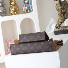 【顶级品质】 M81412 老花 此款小巧而时髦的Pochette Voyage中号手袋采用Damier Graphit 【顶级品质】 M81412 老花 此款小巧而时髦的Pochette Voyage中号手袋采用Damier Graphit