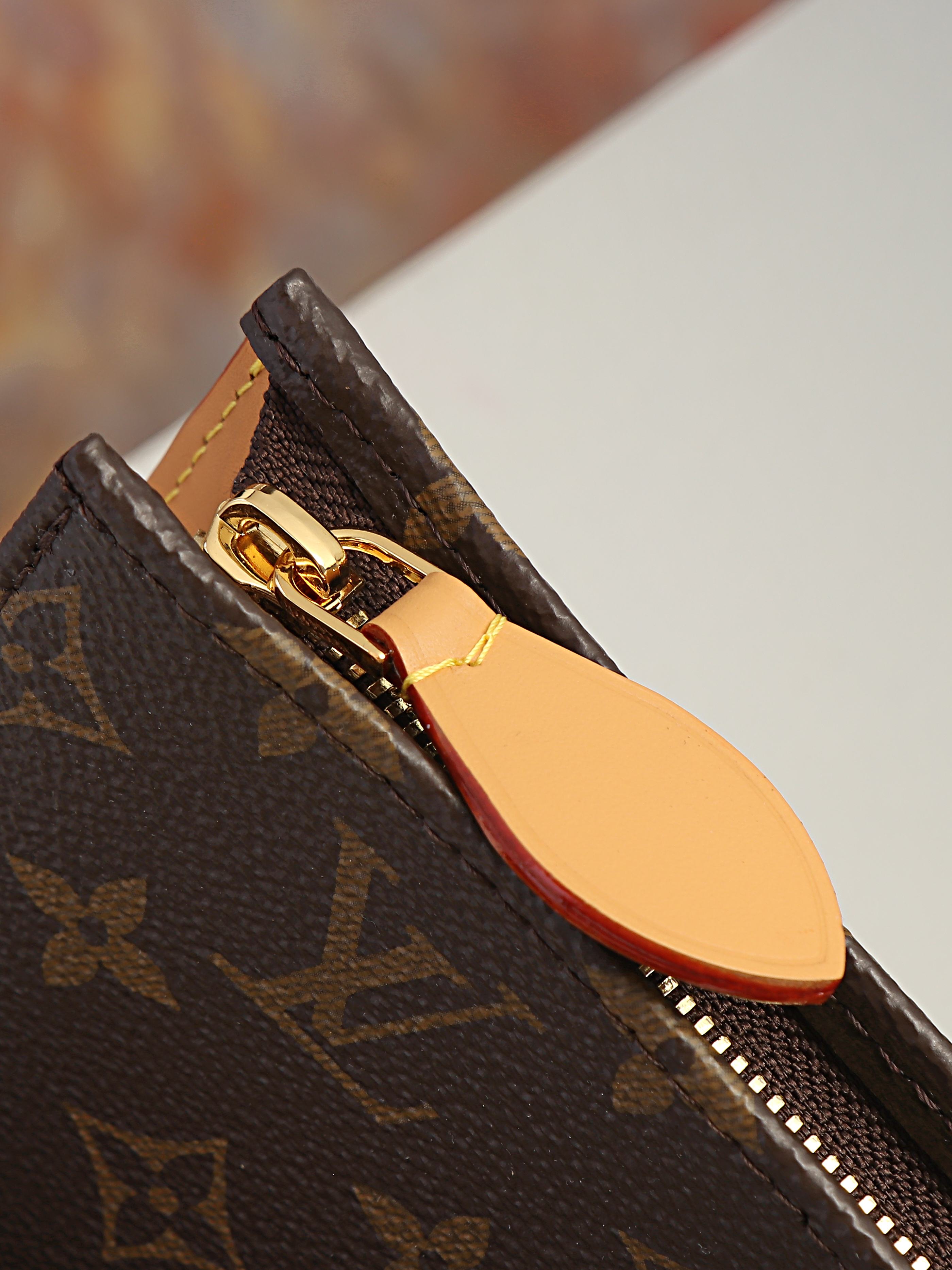 【顶级品质】 M81412 老花 此款小巧而时髦的Pochette Voyage中号手袋采用Damier Graphit 【顶级品质】 M81412 老花 此款小巧而时髦的Pochette Voyage中号手袋采用Damier Graphit