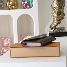 【顶级品质】 M61289 老花粉 金扣 功能实用且设计华美的 Emilie 钱夹采用柔软的 Monogram 帆布制成 【顶级品质】 M61289 老花粉 金扣 功能实用且设计华美的 Emilie 钱夹采用柔软的 Monogram 帆布制成