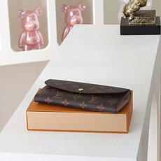 【顶级品质】 M61289 老花粉 金扣 功能实用且设计华美的 Emilie 钱夹采用柔软的 Monogram 帆布制成 【顶级品质】 M61289 老花粉 金扣 功能实用且设计华美的 Emilie 钱夹采用柔软的 Monogram 帆布制成