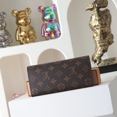 【顶级品质】 M61289 老花粉 金扣 功能实用且设计华美的 Emilie 钱夹采用柔软的 Monogram 帆布制成 【顶级品质】 M61289 老花粉 金扣 功能实用且设计华美的 Emilie 钱夹采用柔软的 Monogram 帆布制成