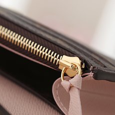 【顶级品质】 M61289 老花粉 金扣 功能实用且设计华美的 Emilie 钱夹采用柔软的 Monogram 帆布制成 【顶级品质】 M61289 老花粉 金扣 功能实用且设计华美的 Emilie 钱夹采用柔软的 Monogram 帆布制成