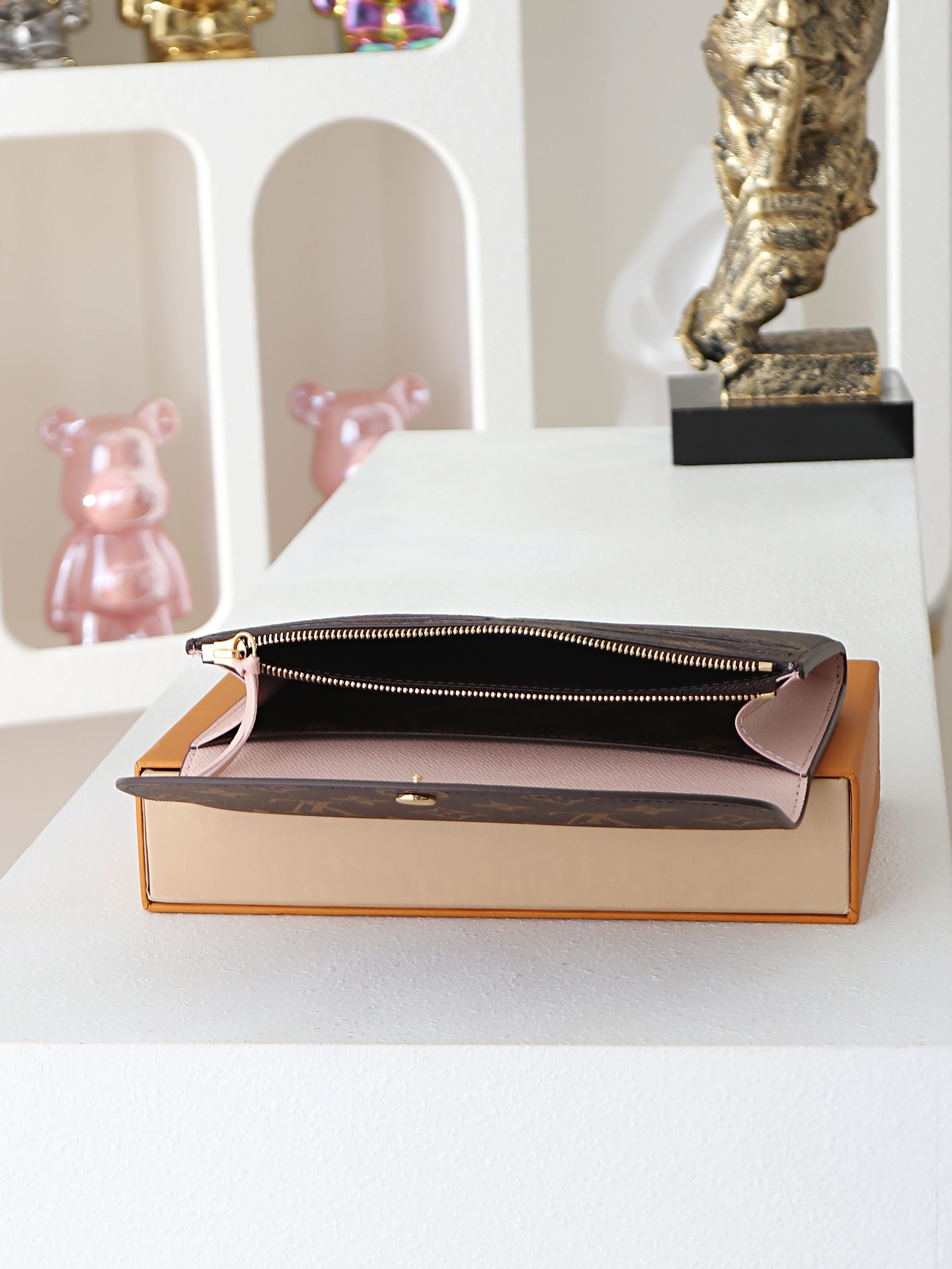 【顶级品质】 M61289 老花粉 金扣 功能实用且设计华美的 Emilie 钱夹采用柔软的 Monogram 帆布制成 【顶级品质】 M61289 老花粉 金扣 功能实用且设计华美的 Emilie 钱夹采用柔软的 Monogram 帆布制成