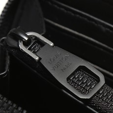 【顶级品质】 M28048 黑灰 午夜单体画布带来精致单色之美,“吉普吉钱包地平线”。在同系色的单体画布上,搭配了哑黑金 【顶级品质】 M28048 黑灰 午夜单体画布带来精致单色之美,“吉普吉钱包地平线”。在同系色的单体画布上,搭配了哑黑金