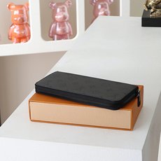 【顶级品质】 M28048 黑灰 午夜单体画布带来精致单色之美,“吉普吉钱包地平线”。在同系色的单体画布上,搭配了哑黑金 【顶级品质】 M28048 黑灰 午夜单体画布带来精致单色之美,“吉普吉钱包地平线”。在同系色的单体画布上,搭配了哑黑金