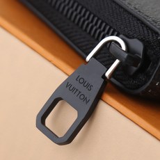 【顶级品质】 M28048 黑灰 午夜单体画布带来精致单色之美,“吉普吉钱包地平线”。在同系色的单体画布上,搭配了哑黑金 【顶级品质】 M28048 黑灰 午夜单体画布带来精致单色之美,“吉普吉钱包地平线”。在同系色的单体画布上,搭配了哑黑金