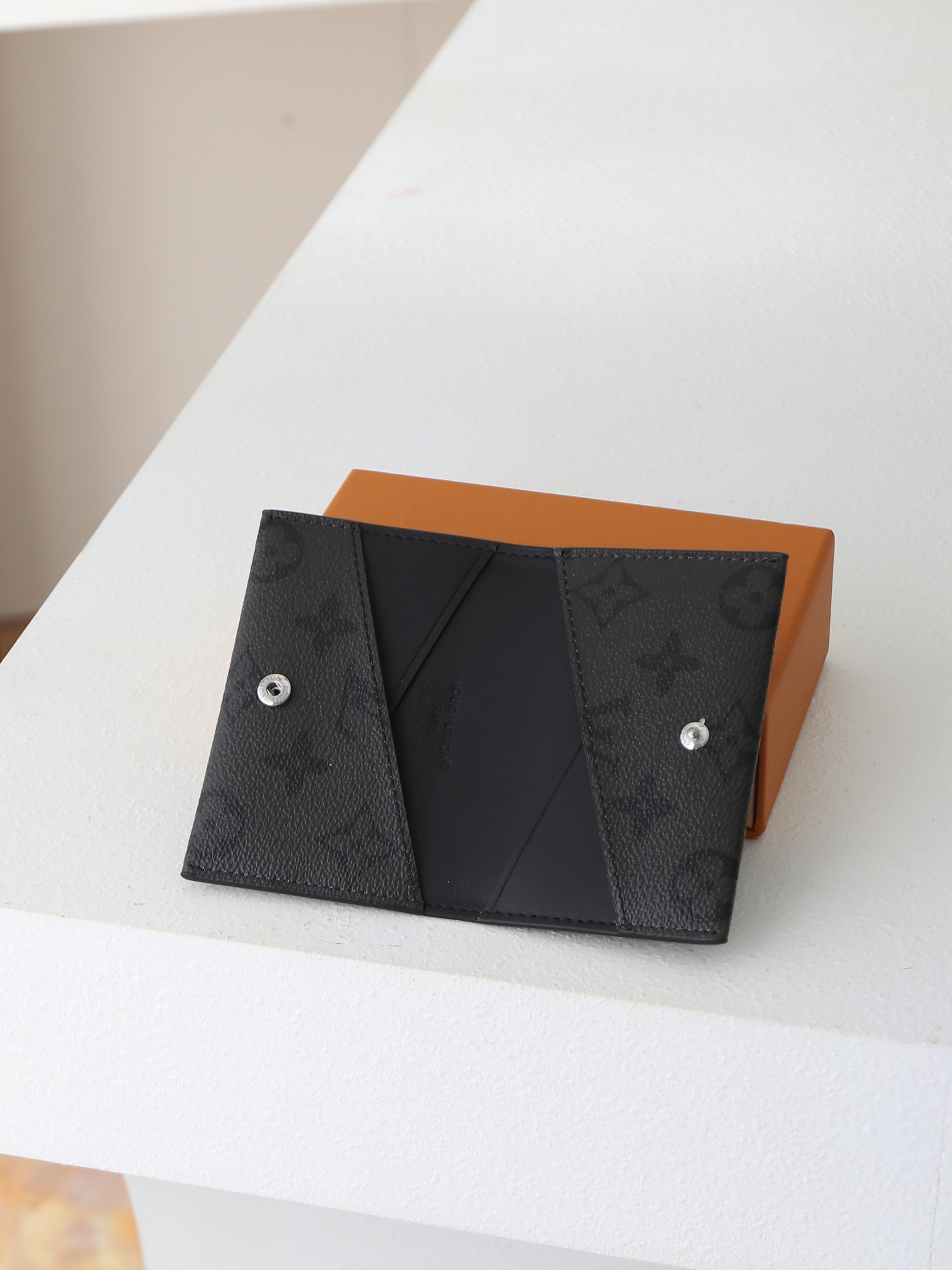 【顶级品质】 M26733 黑灰 设计精美的卡片收纳盒——“Porto Cult Slim”。使用Monogram Mi 【顶级品质】 M26733 黑灰 设计精美的卡片收纳盒——“Porto Cult Slim”。使用Monogram Mi