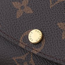 【顶级品质】 M60697 玫红 功能实用且设计华美的 Emilie 钱夹采用柔软的 Monogram 帆布制成 衬以颜 【顶级品质】 M60697 玫红 功能实用且设计华美的 Emilie 钱夹采用柔软的 Monogram 帆布制成 衬以颜